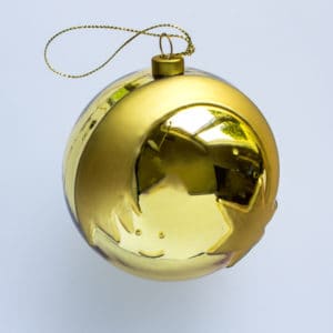 Wunderschöne Alessi Weihnachtskugeln in verschiedenen Motiven, hier in einem glänzenden Gold.