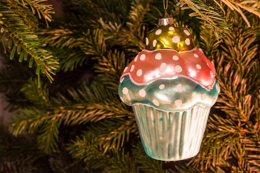 Cupcake Weihnachtskugel am Weihnachtsbaum