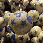 Disney Weihnachtskugel mit Mickey Maus Motiv in Glitzer und Blau.