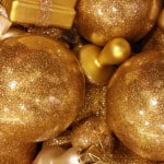 Zahlreiche goldene Weihnachtskugeln mit Glitzer als wunderschöne Weihnachtsdeko.