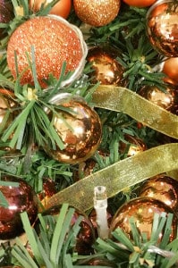 Verschiedene stilvoll am Tannenbaum dekorierte Weihnachtskugeln.