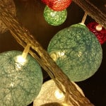 LED-Weihnachtskugeln in verschiedenen Farben: Rot, Grün und Weiß.