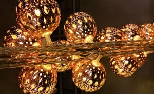 Wunderschöne LED Weihnachtskugeln mit warmen weiß-goldenem Licht.