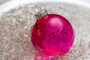 Weihnachtkugel in Pink auf einer Dekoschale