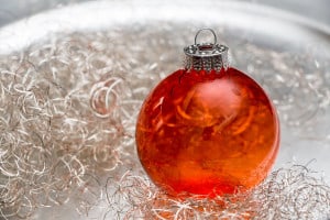 Transparente Weihnachtskugel in der Farbe Orange. Schöne, auffällige Farbe - perfekt als Weihnachtsdeko.