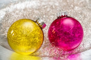 Transparente Weihnachtskugeln in Gelb und Pink