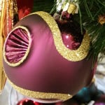 Violette Weihnachtskugel mit außergewöhnlicher Struktur.
