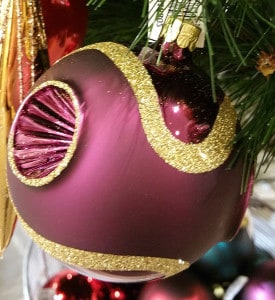 Violette Weihnachtskugel mit außergewöhnlicher Struktur.