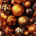 Weihnachtskugeln in den Farben Braun, Gold und Kupfer