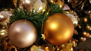 Wie viele Weihnachtskugeln verträgt der Weihnachtsbaum - hier mit goldenen und champagnerfarbenen Kugeln