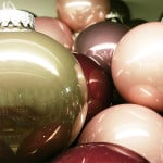 Weihnachtskugeln in verschiedenen Pastellfarben: Gold, Rosa, Lachs, Rot