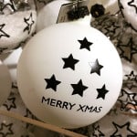 Weiße Weihnachtskugel mit Dekoschriftzug "Merry Xmas"