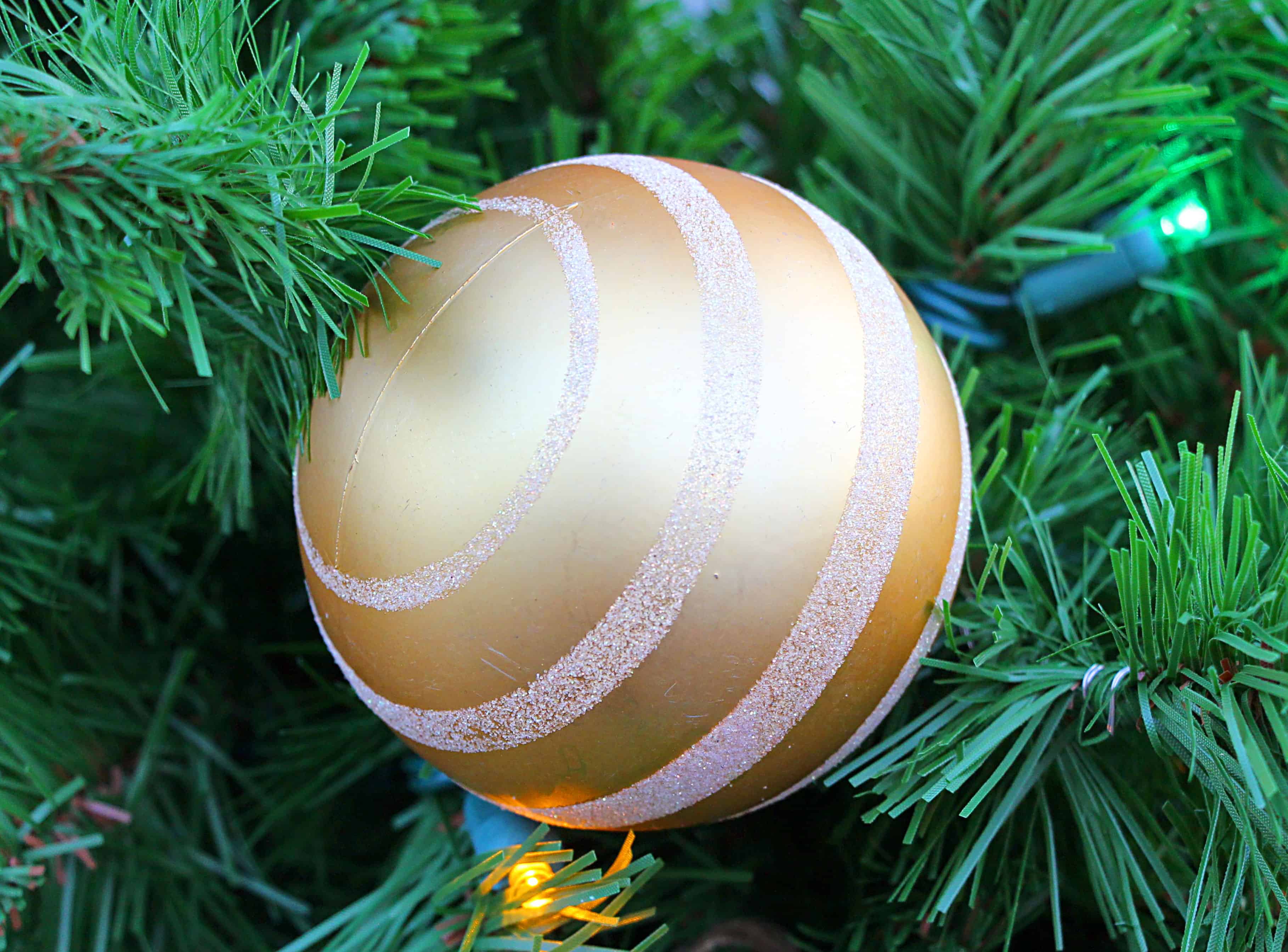 Weihnachtskugeln Ø8cm 4 Sorten Christbaumkugeln Baumschmuck Weiß/Gold 12tlg 
